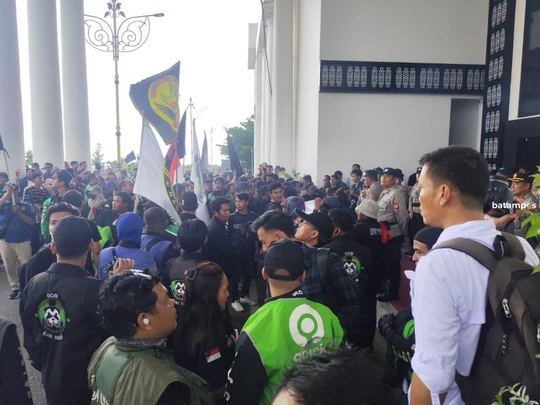 Driver Online Batam Kecewa Gubernur Tak Temui Massa, Ancam Demo Lebih Besar