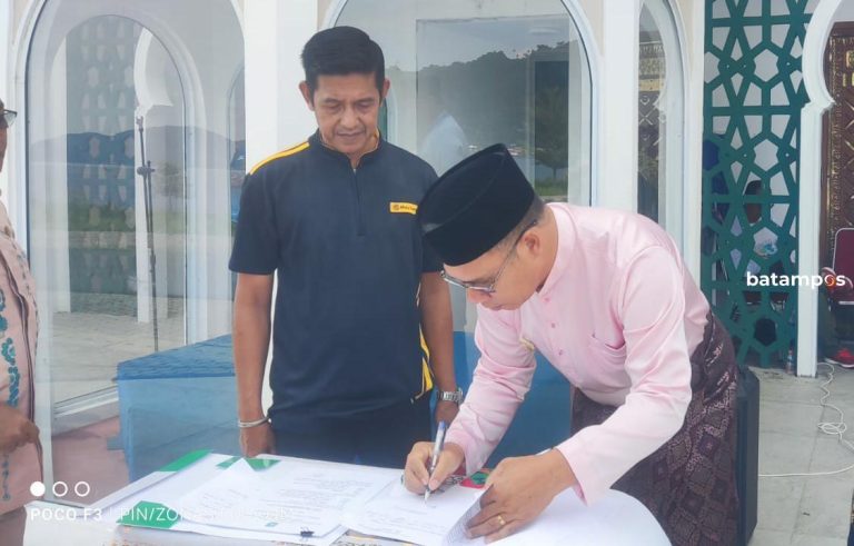 Tarempa Barat Terima Mobil Angkutan Sampah, Bupati Aneng: Jaga Lingkungan Tetap Bersih