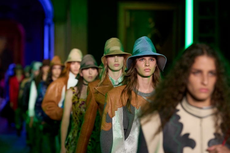 Louis Vuitton Cruise 2027 Tampil Memukau di The Frick New York