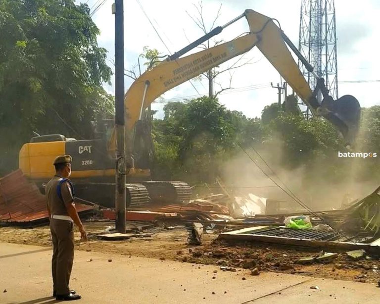 Berdiri di Row Jalan, 208 Kios Liar di Seibeduk Ditertibkan