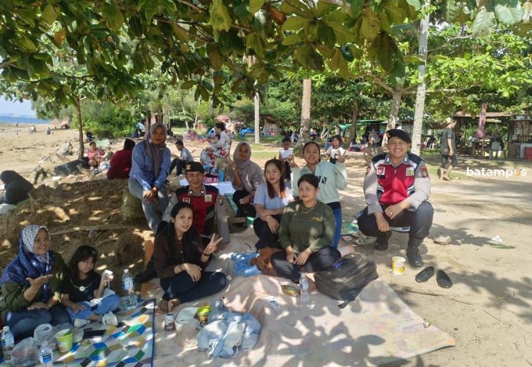 Libur Iduladha, Warga Padati Pantai Tanjung Pinggir untuk Rekreasi Keluarga