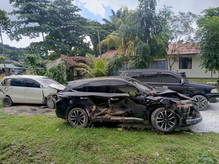 Avanza Terguling, Tabrakan Beruntun Libatkan Tiga Mobil di Dekat Bundaran Punggur