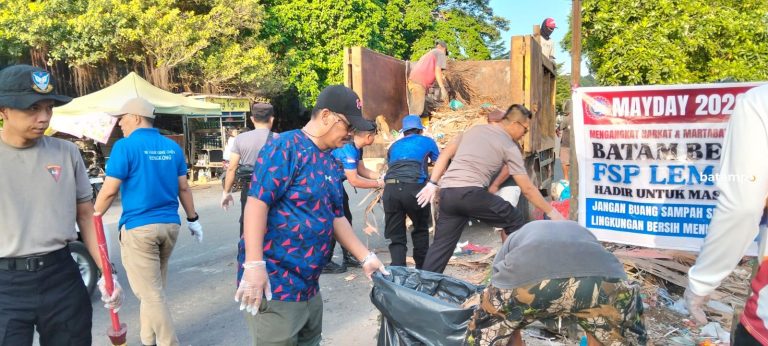 Buruh FSP LEM SPSI Kepri Pilih Bersihkan Jalan dari Sampah di May Day