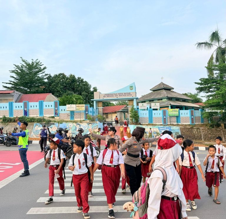 Polisi Rutin Kawal Aktivitas Pergi dan Pulang Siswa di Batam