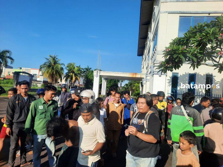 Pria Gondrong Bertato Diduga Curi Kabel Nyaris Diamuk Massa di Baloi Permai