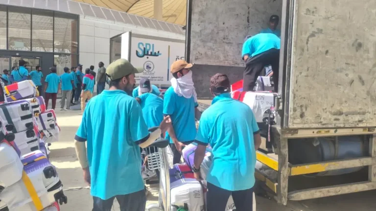 Bea Cukai Arab Saudi Bongkar Koper Jemaah Haji Indonesia, Isinya 100 Slop Rokok
