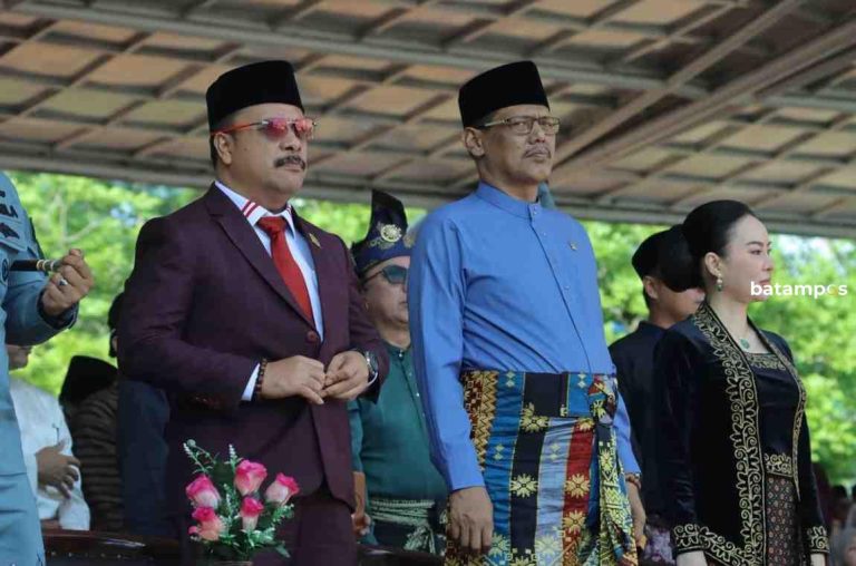 Pimpinan dan Anggota DPRD Meriahkan Upacara Peringatan Hardiknas Kota Batam