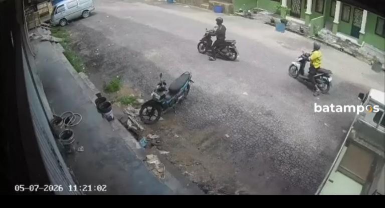 Lagi Mengajar di Kelas, Motor Guru Digasak Maling Berkostum Ojol