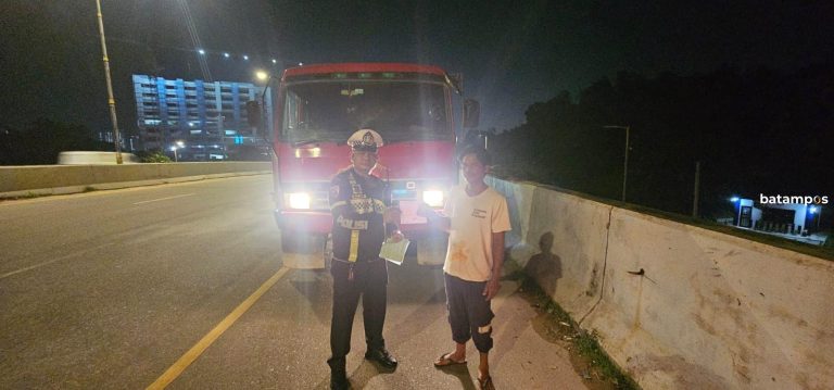 Satlantas Barelang Tertibkan Truk Trailer Tak Laik Jalan