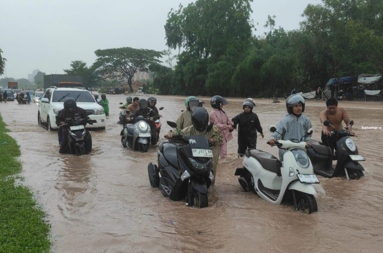 Di Balik Banjir, Ada Bukit yang Tersingkir