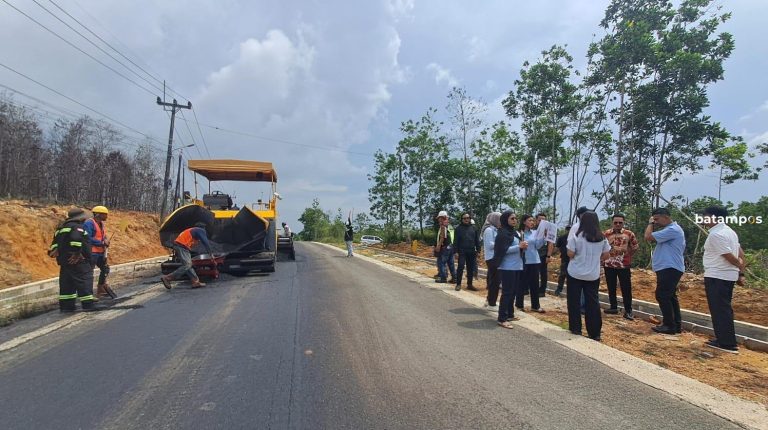 Progres 70 Persen, Pengaspalan Jalan Simpang Lagoi Bintan Ditarget Rampung Sebelum Tour de Bintan 2026