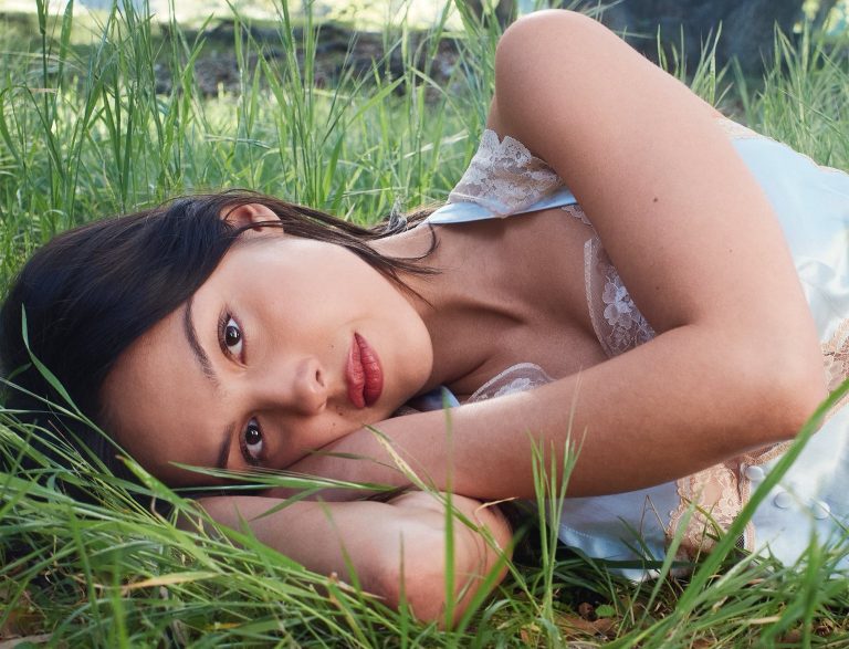 Olivia Rodrigo Hadirkan 13 Lagu Emosional di Album Terbaru You Seem Pretty Sad for a Girl So in Love