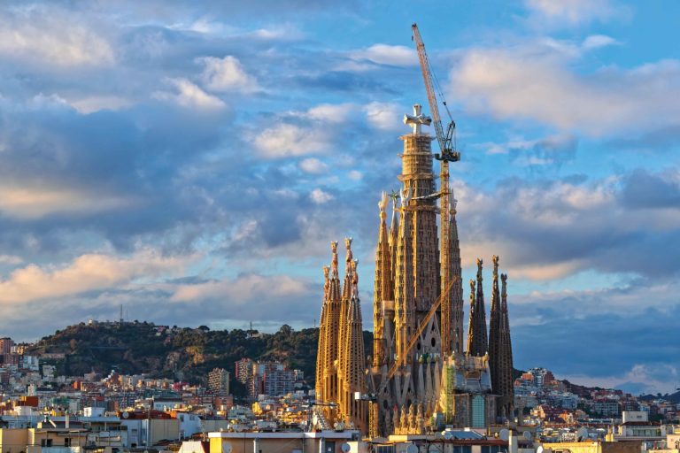 Sagrada Família Pecahkan Rekor sebagai Gereja Tertinggi di Dunia