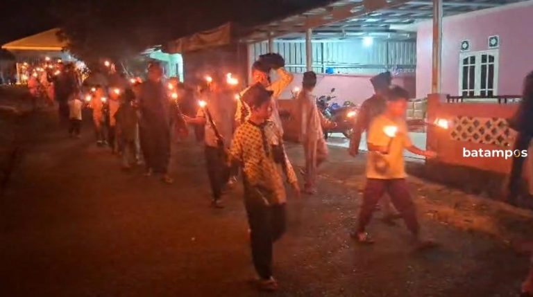 Pawai Obor Sambut 1 Muharram 1448 H Meriahkan Malam Tahun Baru Islam di Teluk Sasah