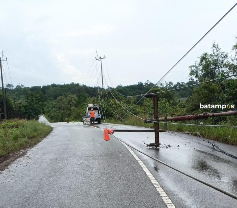 Hujan Deras dan Angin Kencang Robohkan Tiang PLN di Senggarang, Listrik Sempat Padam