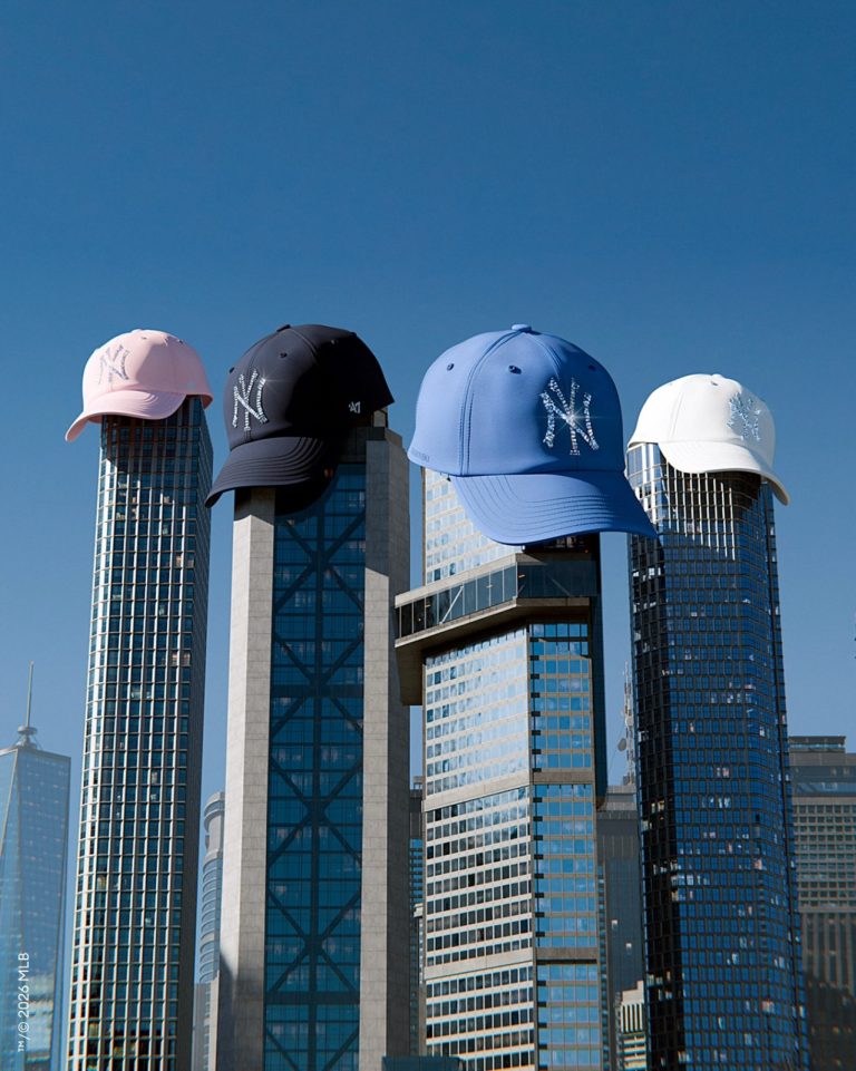 Swarovski Sulap Topi Baseball Jadi Aksesori Mewah Bertabur Kristal