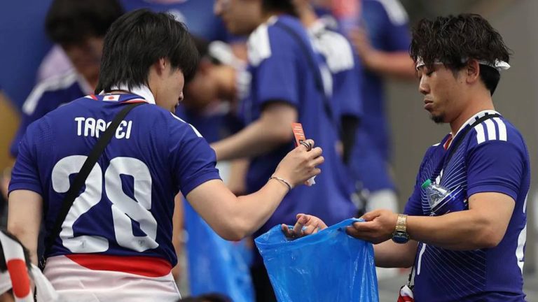 Viral Lagi! Suporter Jepang Pungut Sampah di Stadion, Netizen Perdebatkan Standar Ganda