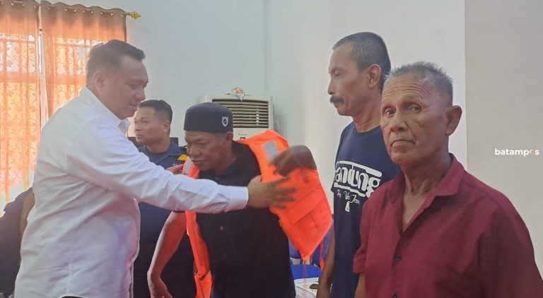 KPLP Dorong Budaya Keselamatan Pelayaran di Bintan, Bagikan 150 Life Jacket