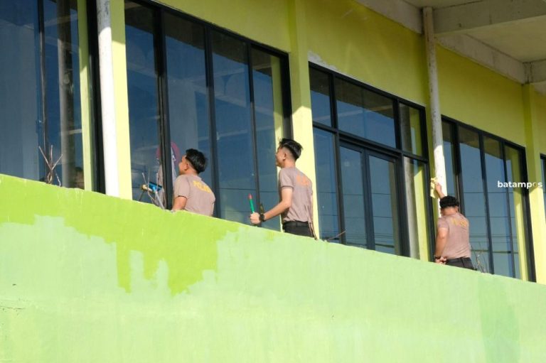 Sambut Hari Bhayangkara, Personil Polda Kepri Bersihkan Masjid