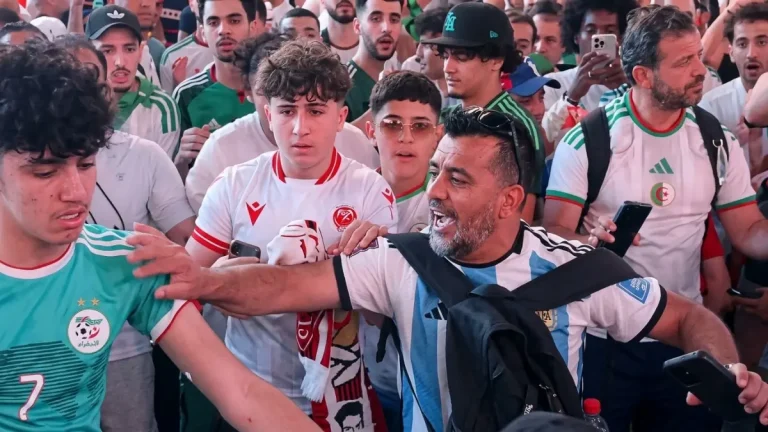Bentrokan Suporter di Times Square! Pendukung Argentina dan Aljazair Baku Hantam
