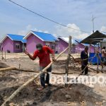 foto – Warga memagar akses jalan di lokasi proyek PUPera ol