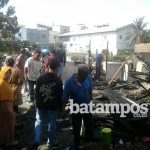 5 foto SANDI-Warga melihat puing-puing pukluhan rumah habis terbakar ol