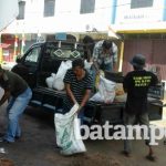 Ketua DPW LMB Kepri Datuk Azman Zainal turun langsung bersihkan pasir yang berada di bibir jalan_2f,TRI ol