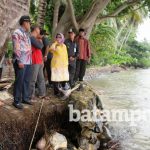 wakil bupati natuna ngesti yuni suprapti didampingi camat midai dan camat suak midai tinjau pembangunan penahan gelombang pantai pulau midai (1) ol