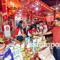 karimun 5 foto SANDI-Bupati Karimun Aunur Rafiq menyapa para pedagang di Bazar Imlek ol