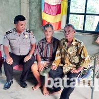 karimun Yohannes didampingi bapak tirinya dan anggota Polsek Morof,DOK POLSEK MORO ol