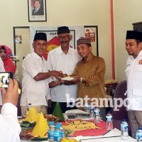 karimun f.ichwanul.Ketua DPC Gerindra Karimun M Yunus memberikan tumpeng kepada tamu kehormatan saat syukuran HUT ke 10 Gerindra.