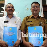 Bupati natuna abdul hamid rizal bersama sekda natuna wan siswandi menunjukkan laporan kajian pengembangan wilayah Kabupaten Natuna sebagai dasar rencana pemekaran provinsi khusus ol