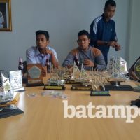 KARIMUN Enam pengrajin karimun dengan hasil karya yang terbuat dari timah_1f,DOK DISKOP KARIMUN ol