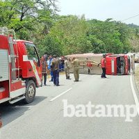 karimun 12 foto SANDI-Truk Damkar terbalik di Jalan Raya Pasir Panjang dua orang petugas Damkar luka ringan ol