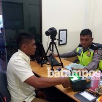 17 foto SANDI-Petugas Satpas Satlantas Polres Karimun sedang melayani seorang warga yang membuat SIM