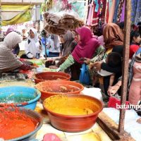 Warga-Serbu-Bumbu-Daging_Dalil-Harahap