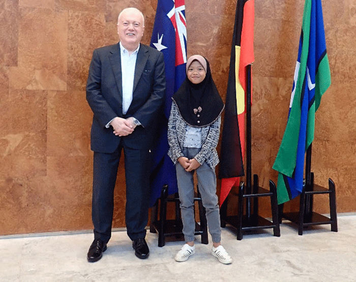 Aeshina Azzahra Aqilani with Australia's ambassador to Indonesia Gary Quinlan. Image: 
