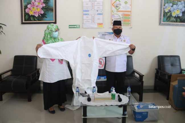 200 Baju  Hazmat untuk  RSUD Embung Fatimah batampos co id