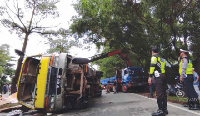  Truk  Terbalik Lemari dan Meja Kayu Berserakan batampos 